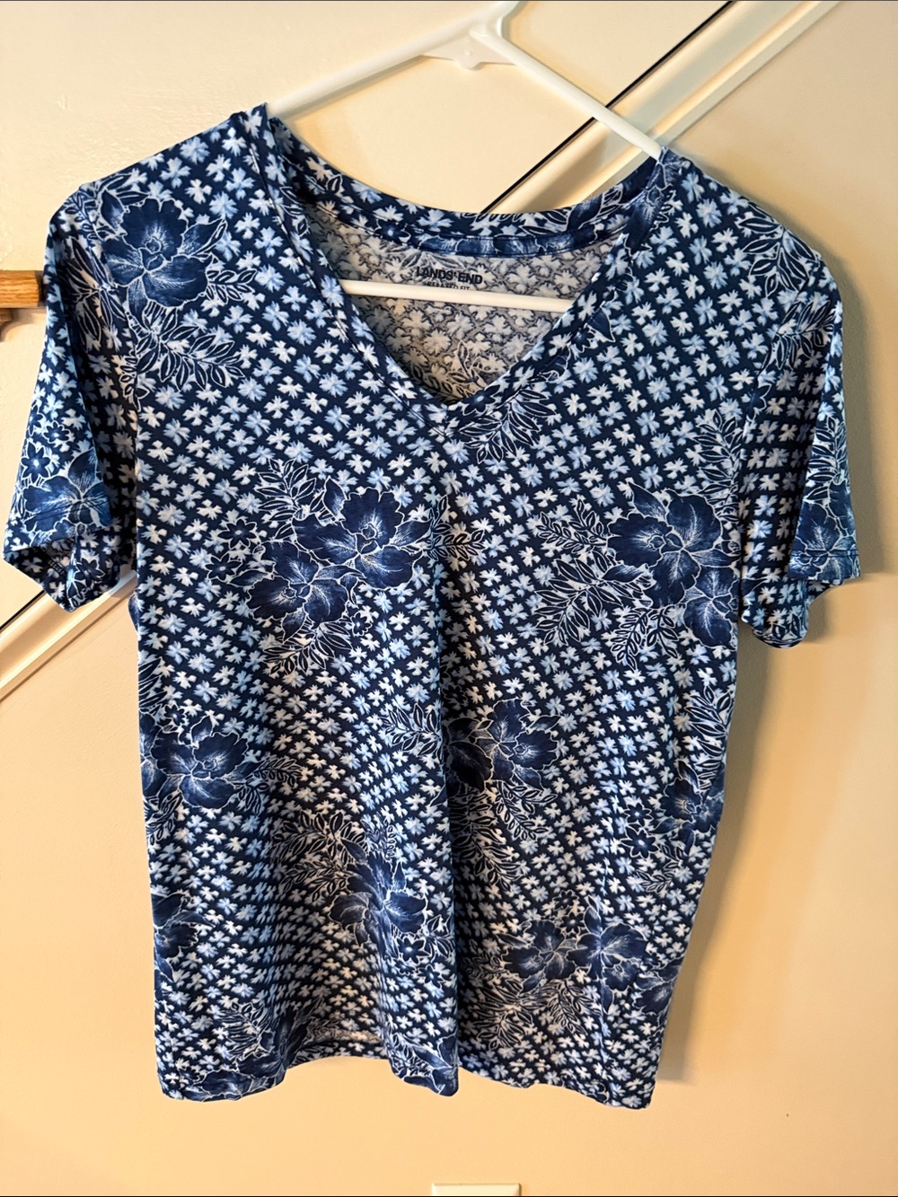 Lands' End Blue Floral V-Neck Short Sleeve Tee